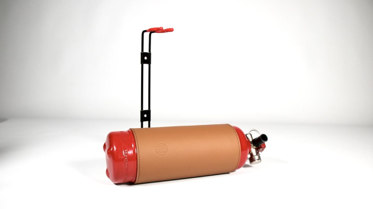 Extinguisher with leather cover (1 kg) + support