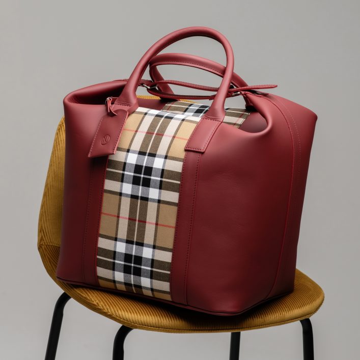 Bespoke leather 24-48h travel bag handcrafted for elegant weekend travel