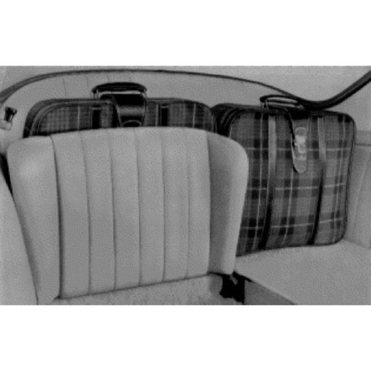ORIGINAL FACTORY ACCESSORIES Porsche 356 A BT5 plaid tartan canvas suitcase and bag behind auxiliary seats, under front hood Original Laurent Nay Maroquinerie