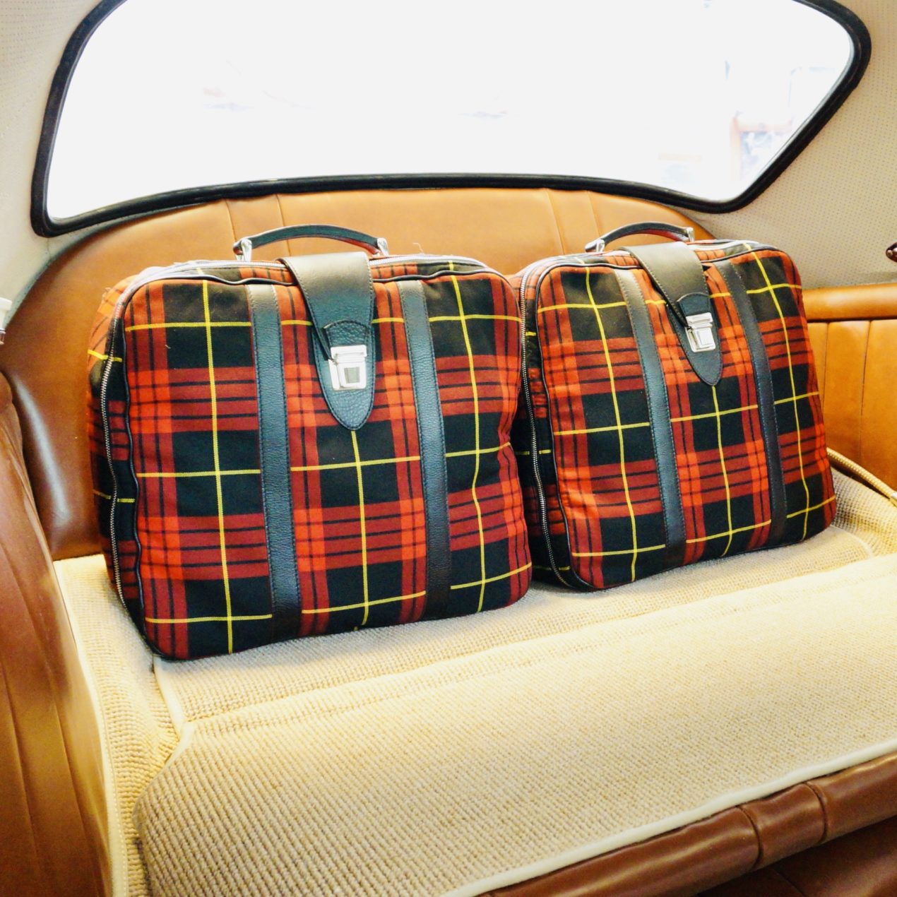 Porsche 356 A BT5 plaid canvas suitcase and bag behind auxiliary seats, under front hood Original Laurent Nay Maroquinerie tartan
